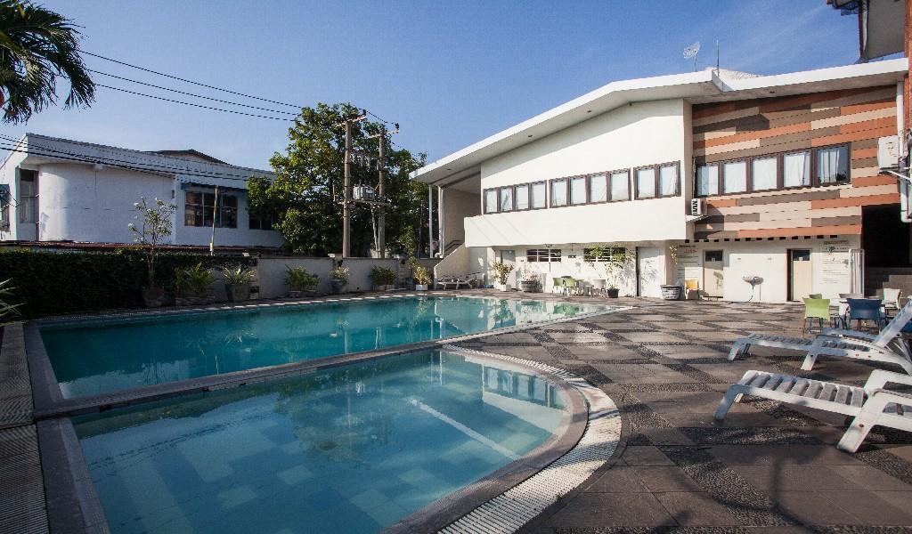 Reddoorz Premium @ Raya Nginden Hotel Wonocolo Ngoại thất bức ảnh