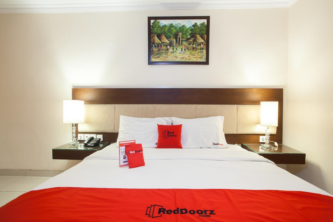 Reddoorz Premium @ Raya Nginden Hotel Wonocolo Ngoại thất bức ảnh