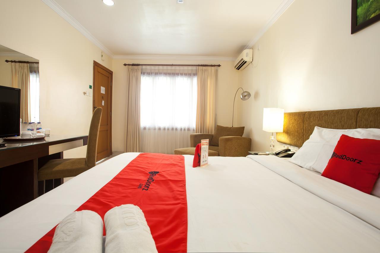 Reddoorz Premium @ Raya Nginden Hotel Wonocolo Ngoại thất bức ảnh