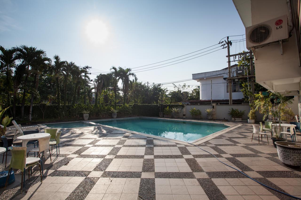 Reddoorz Premium @ Raya Nginden Hotel Wonocolo Ngoại thất bức ảnh