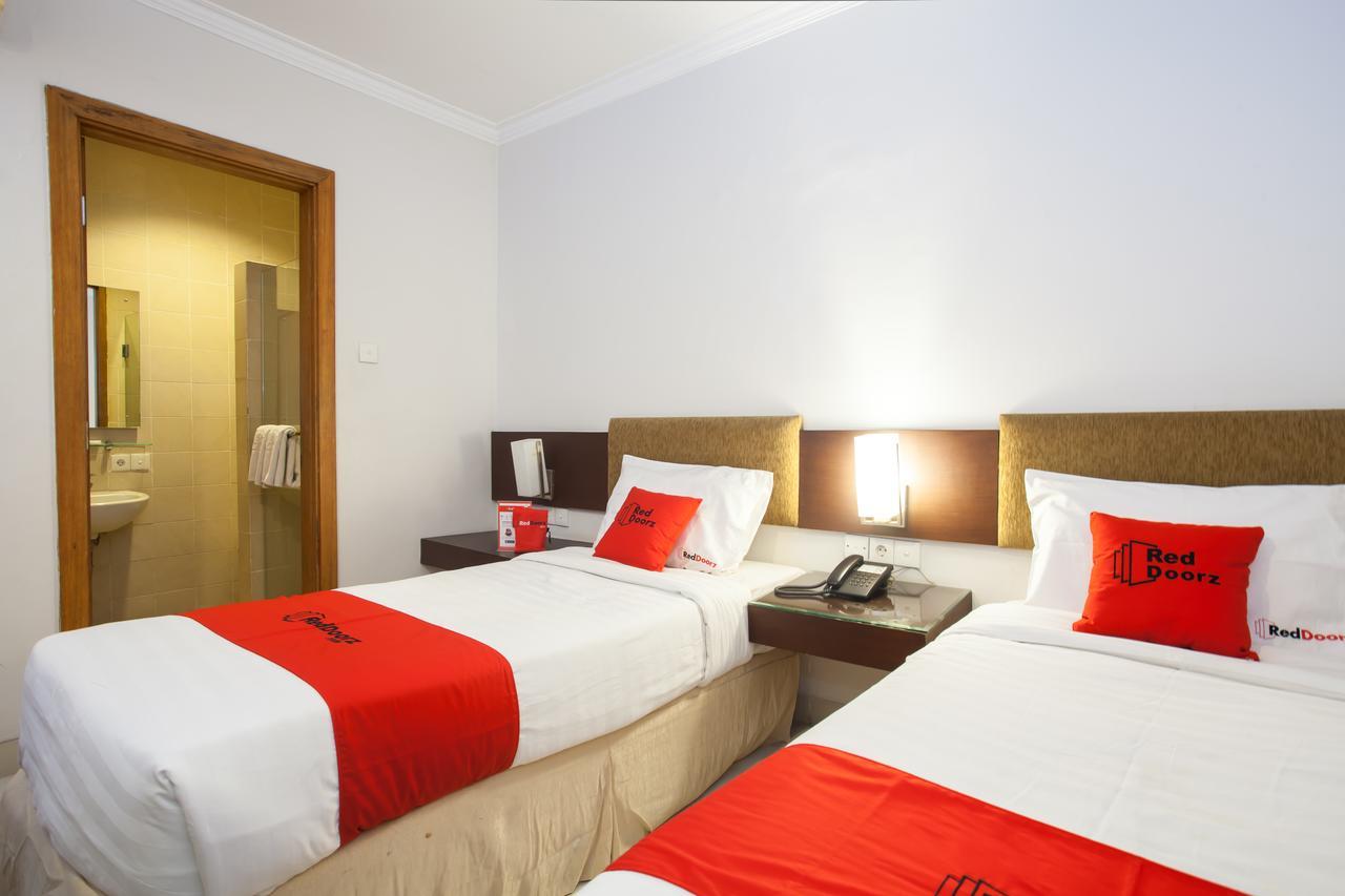 Reddoorz Premium @ Raya Nginden Hotel Wonocolo Ngoại thất bức ảnh
