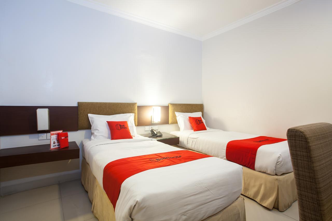 Reddoorz Premium @ Raya Nginden Hotel Wonocolo Ngoại thất bức ảnh