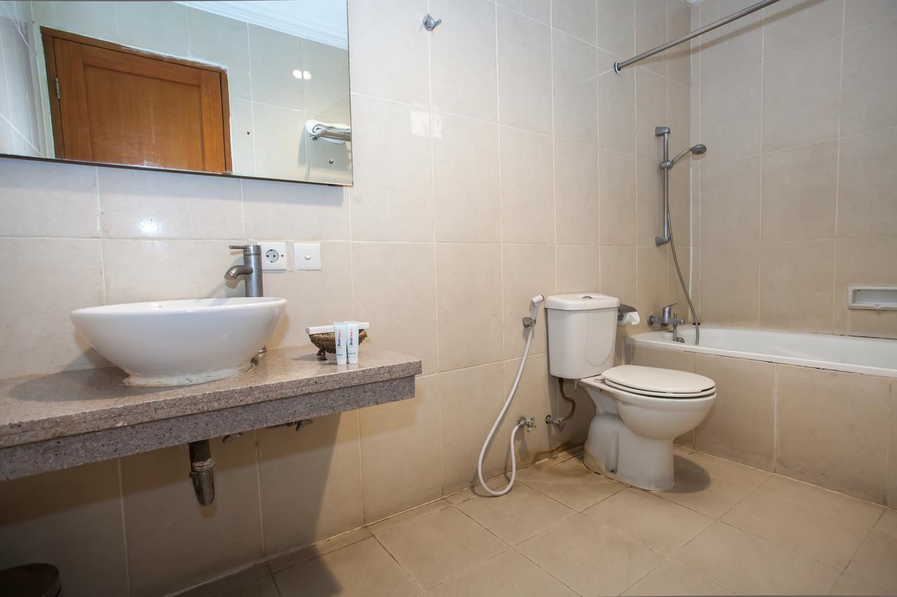Reddoorz Premium @ Raya Nginden Hotel Wonocolo Ngoại thất bức ảnh