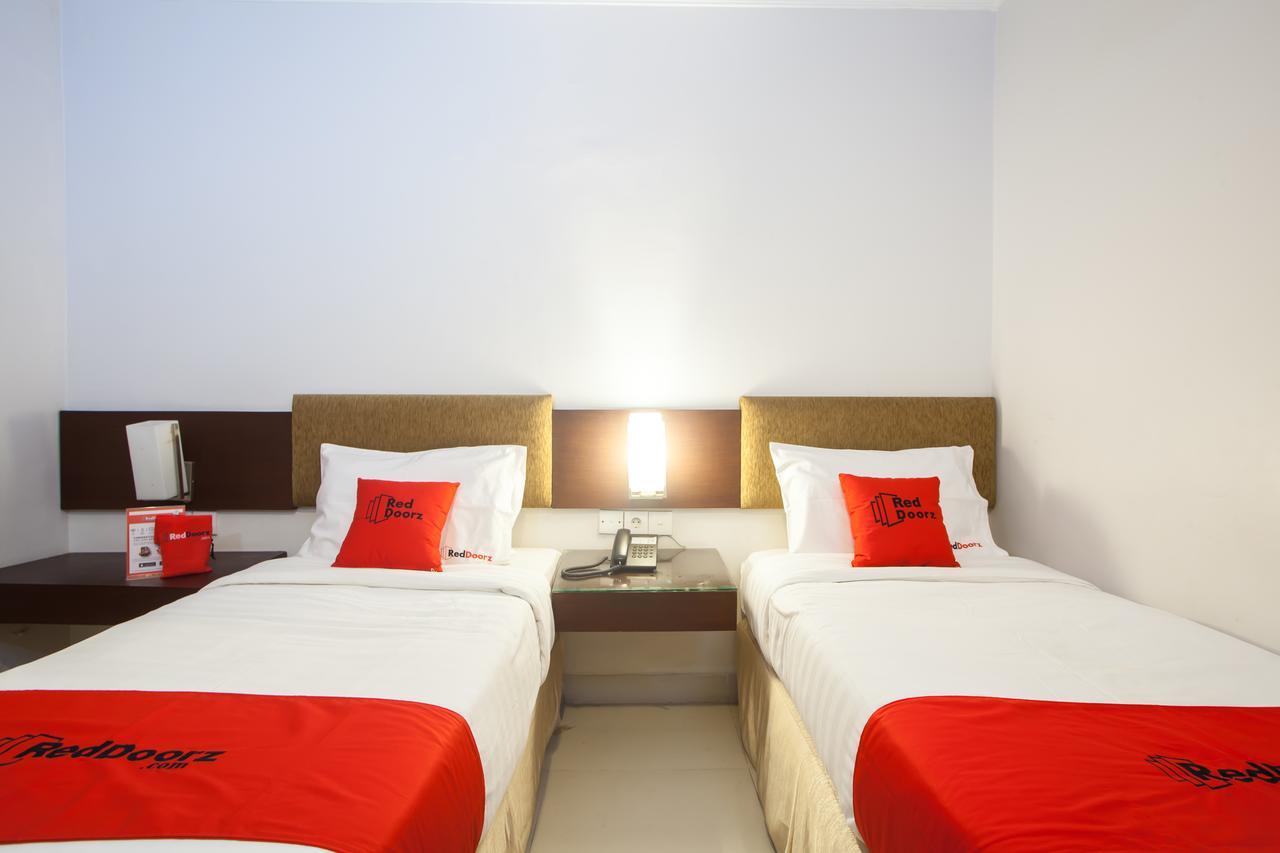 Reddoorz Premium @ Raya Nginden Hotel Wonocolo Ngoại thất bức ảnh