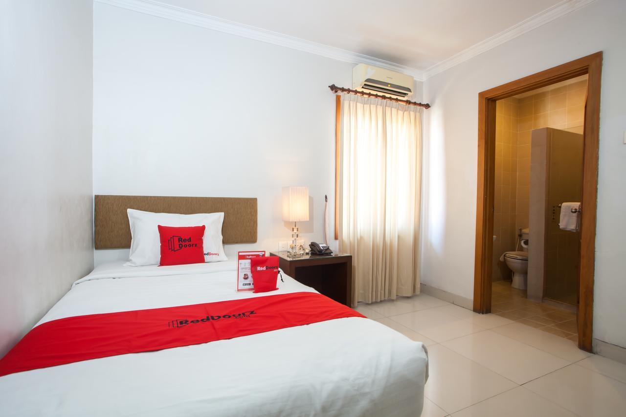 Reddoorz Premium @ Raya Nginden Hotel Wonocolo Ngoại thất bức ảnh