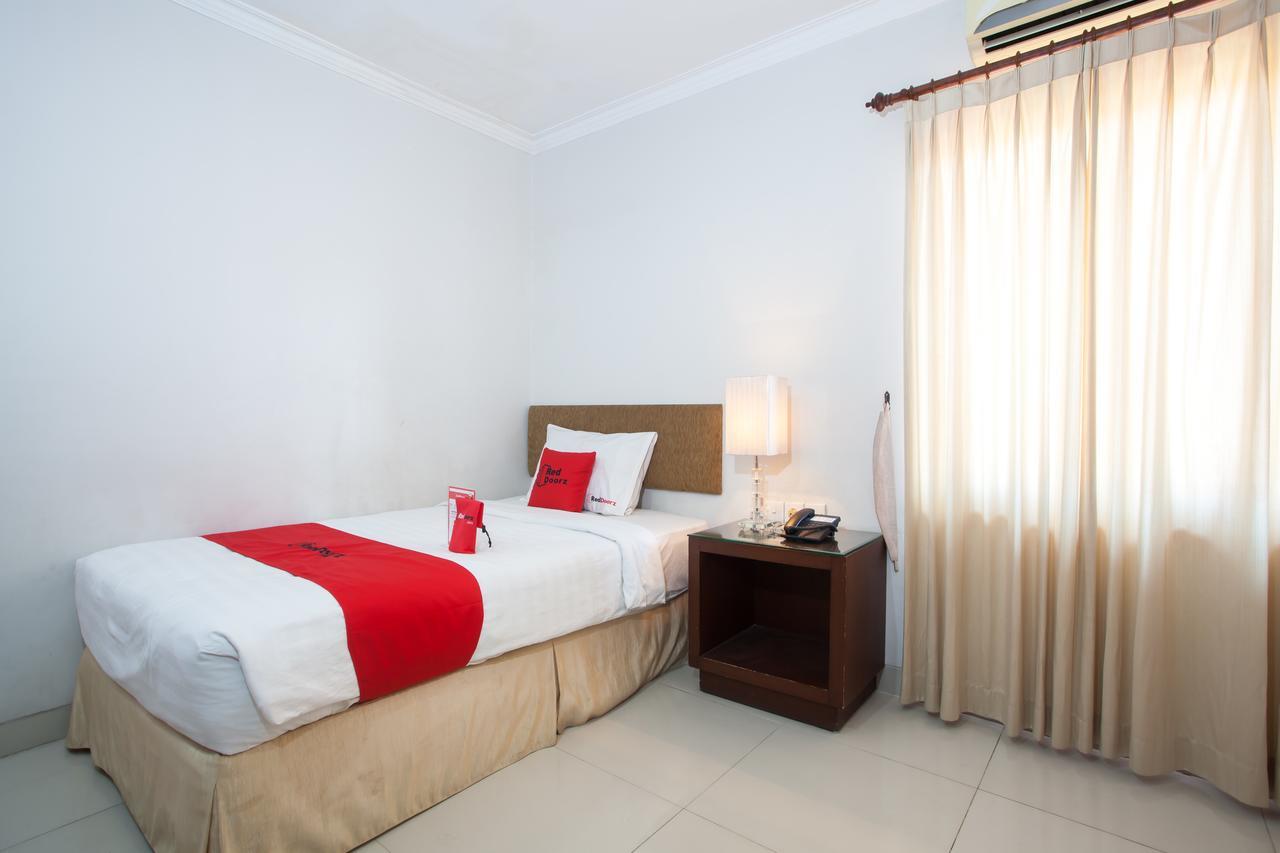 Reddoorz Premium @ Raya Nginden Hotel Wonocolo Ngoại thất bức ảnh
