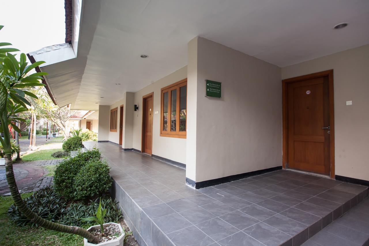 Reddoorz Premium @ Raya Nginden Hotel Wonocolo Ngoại thất bức ảnh