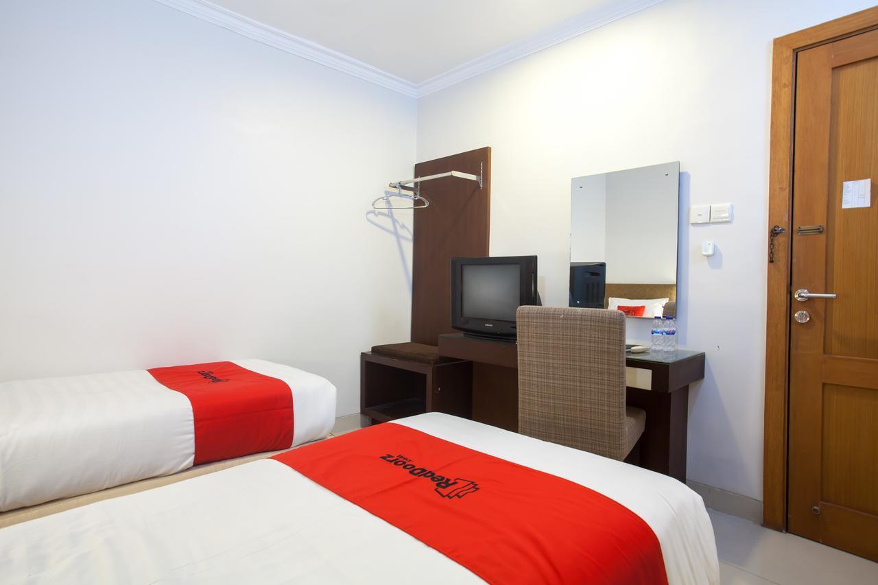 Reddoorz Premium @ Raya Nginden Hotel Wonocolo Ngoại thất bức ảnh