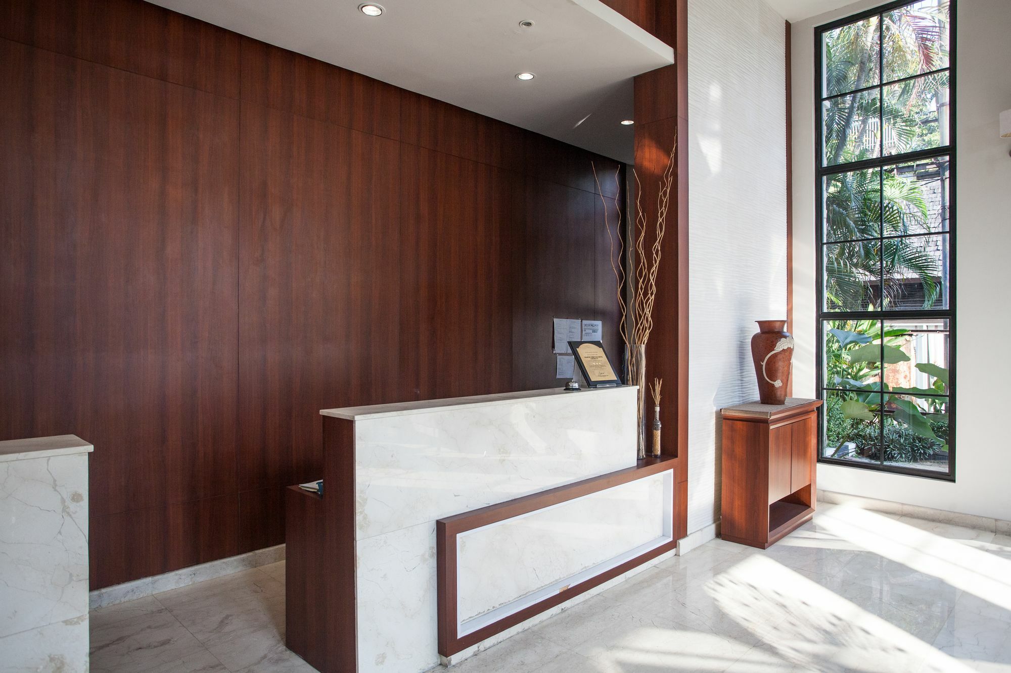 Reddoorz Premium @ Raya Nginden Hotel Wonocolo Ngoại thất bức ảnh