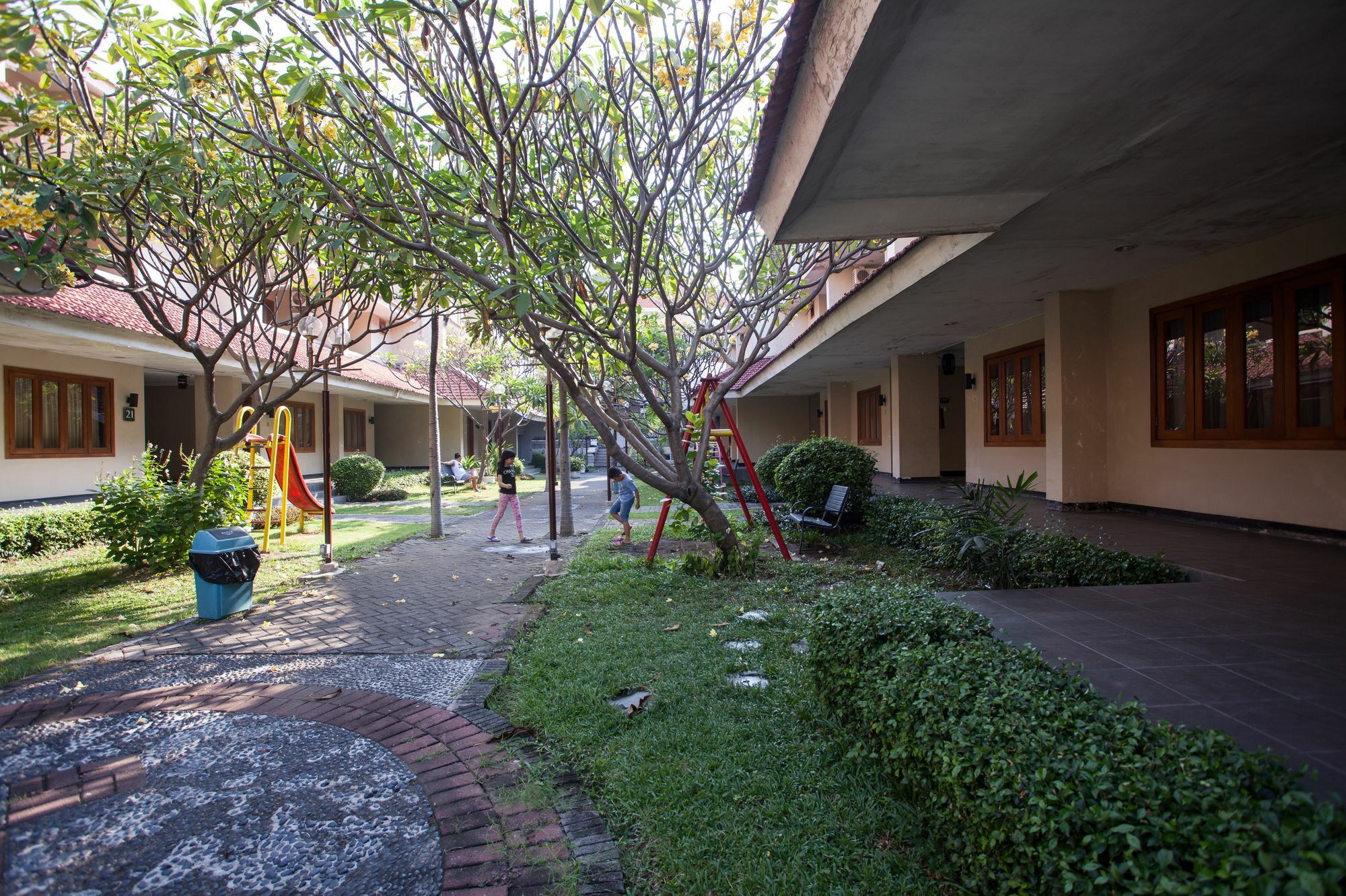 Reddoorz Premium @ Raya Nginden Hotel Wonocolo Ngoại thất bức ảnh